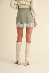 VONNI SCALLOP LACE TRIMMED SATIN MINI SKIRT