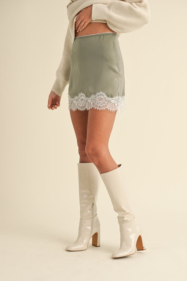 VONNI SCALLOP LACE TRIMMED SATIN MINI SKIRT