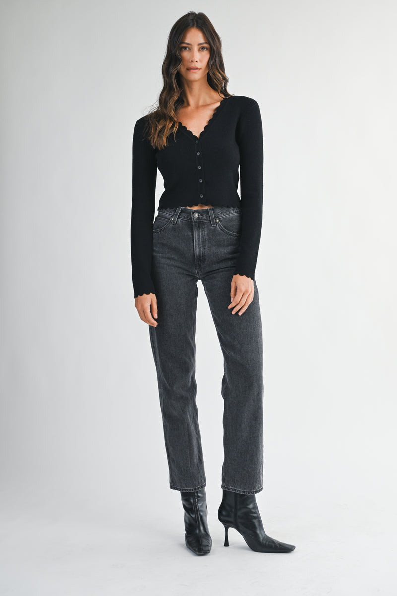 BRYNLEIGH SCALLOP EDGE V NECK KNIT TOP