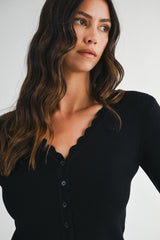 BRYNLEIGH SCALLOP EDGE V NECK KNIT TOP